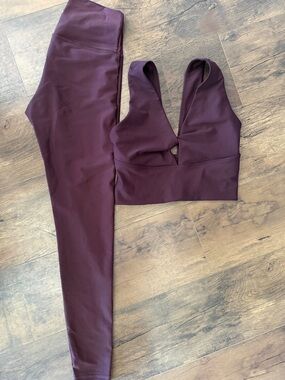 Old Navy Deep Plum Active Leggings and V-Neck Sports Bra